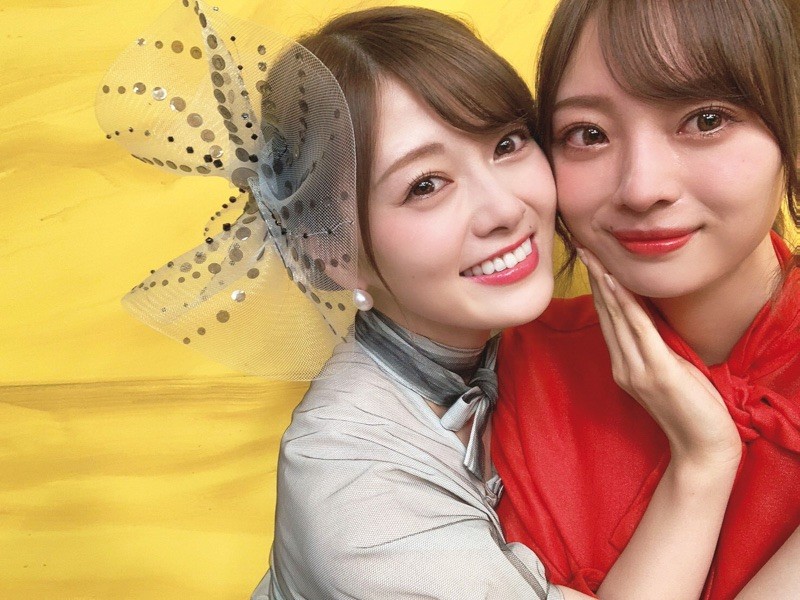 白石麻衣＆梅澤美波の“涙の先輩後輩2ショット”【『卒業記念本』先行