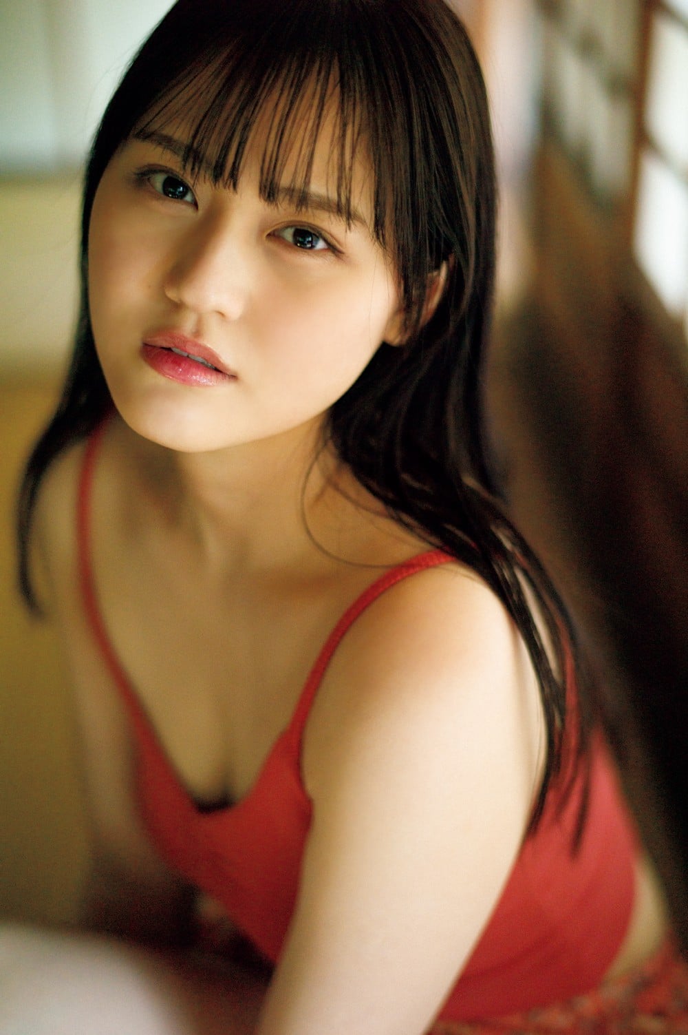 LOVE高松瞳、赤キャミソールから美肌チラリ 『週プレ』ソログラビア