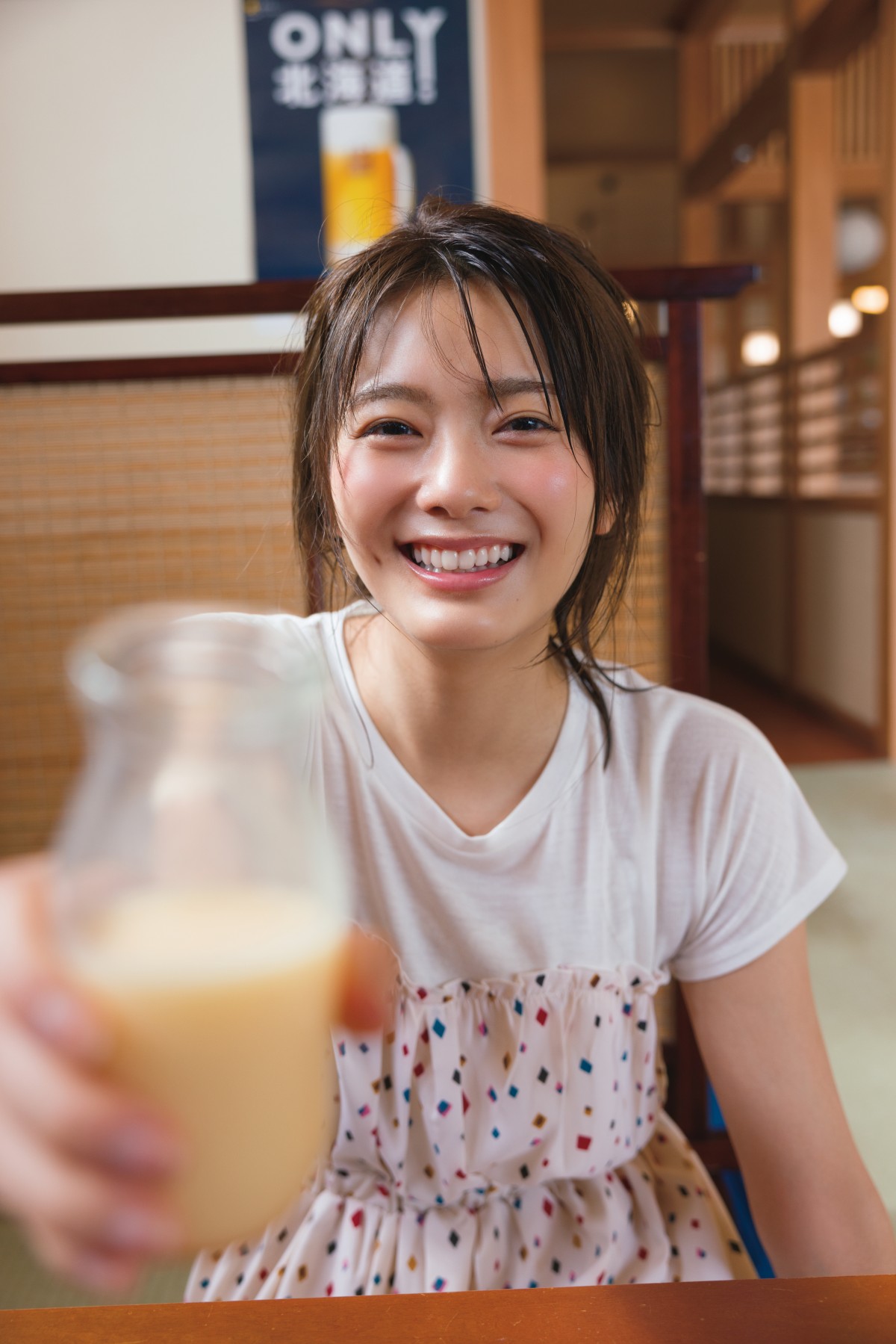 櫻坂46田村保乃、弾ける笑顔で「フルーツ牛乳どうぞ！」 写真集カット