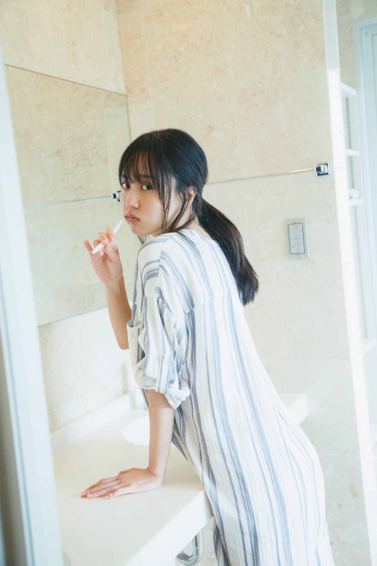乃木坂46賀喜遥香、“起きたばかり”の貴重な瞬間 “初版16万部”写真集