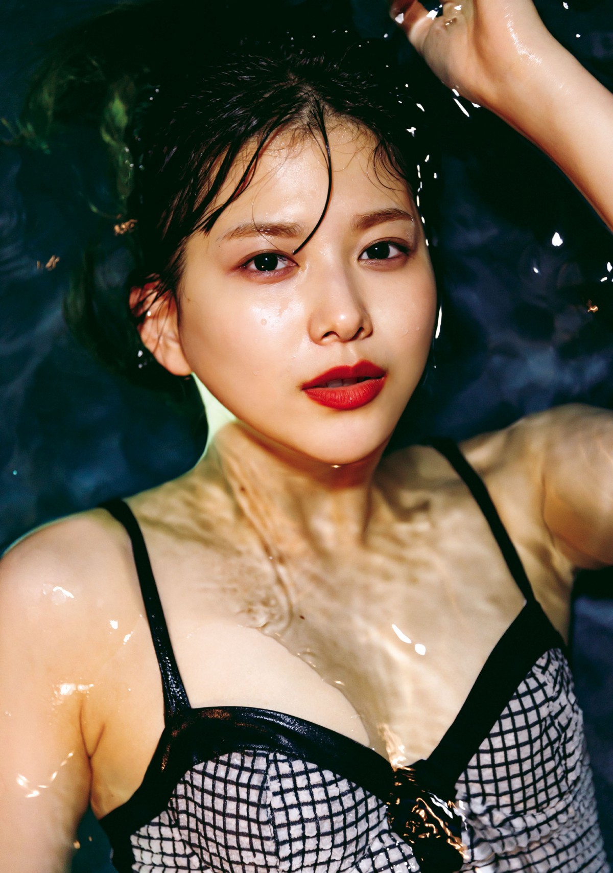 櫻坂46渡邉理佐、プールに浮かびカメラを見つめ… 圧巻の美しさ放つ