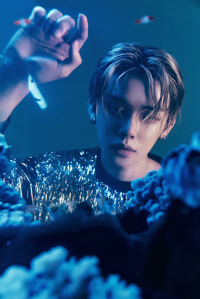 TXTヨンジュン『SPUR』表紙登場 グラビアでは強烈な視線 | オリコン