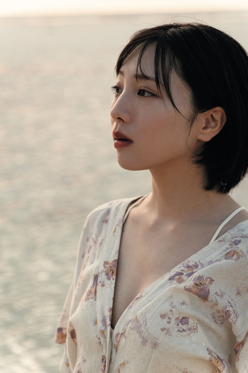元乃木坂46能條愛未、写真集新カット公開 夕方の海辺を見つめる大人な