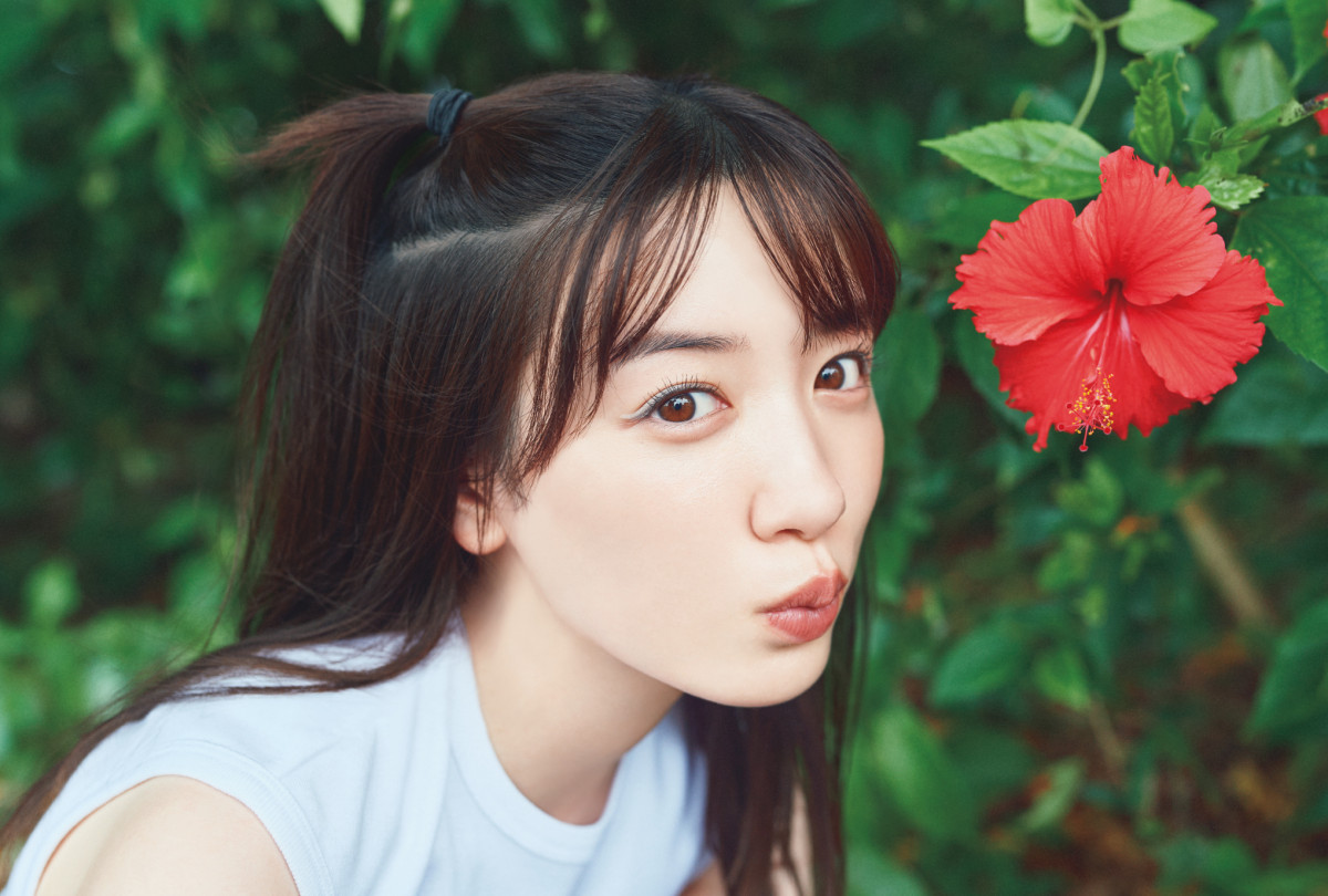 永野芽郁、8作目のカレンダー発売 ラグジュアリーなドレスで魅了する