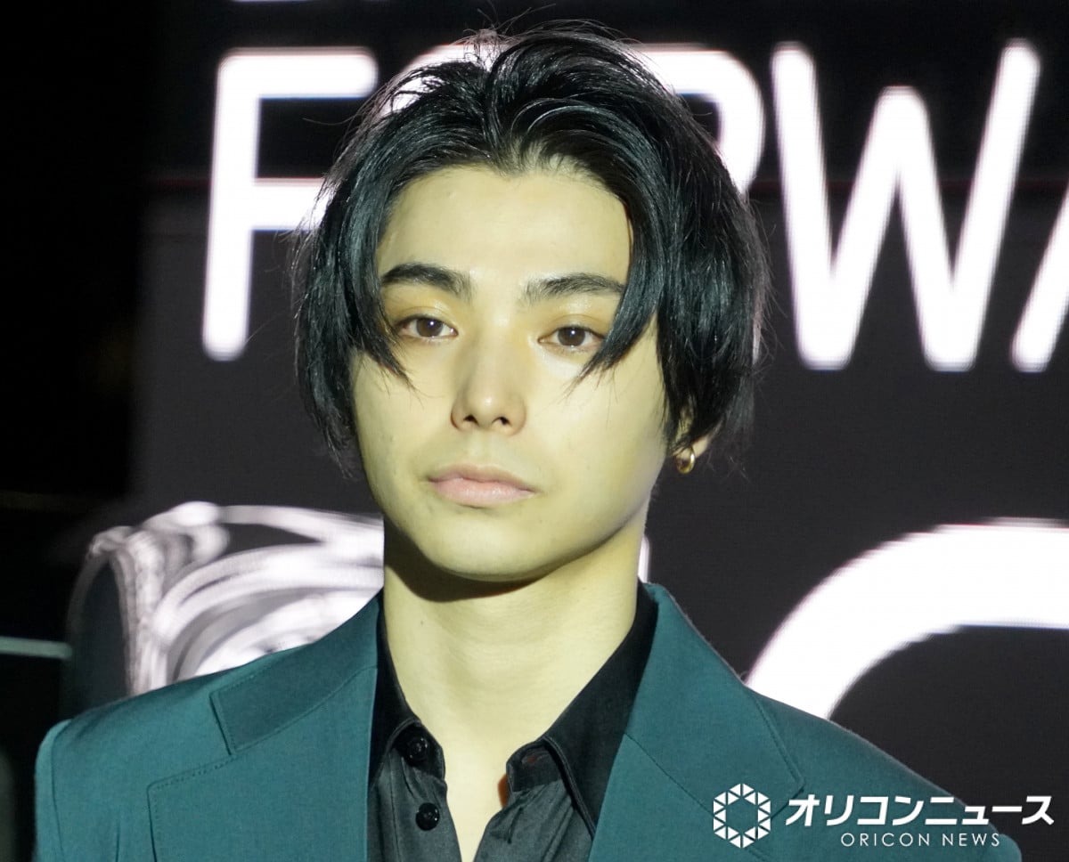 村上虹郎、グリーンのセットアップを着こなし登場 BMWに大興奮「1回