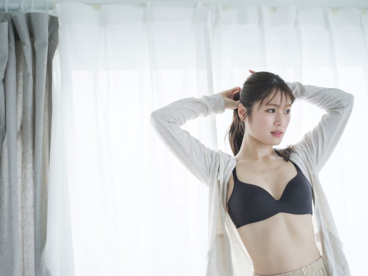 渋谷凪咲、黒のブラ姿で髪をかきあげる「極上だ」「首筋がたまらん