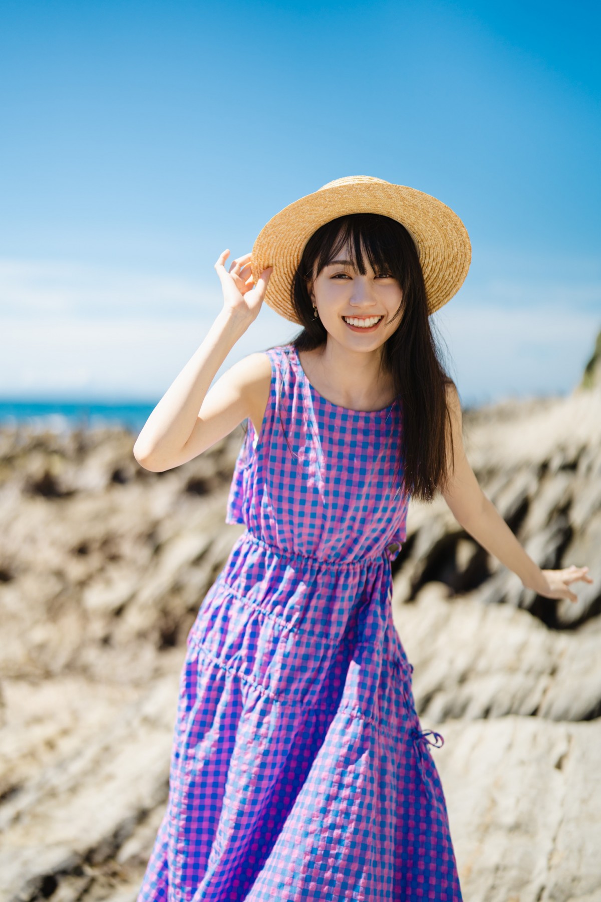 乃木坂46賀喜遥香、夏の海辺でノースリーブワンピース姿 2年半ぶり