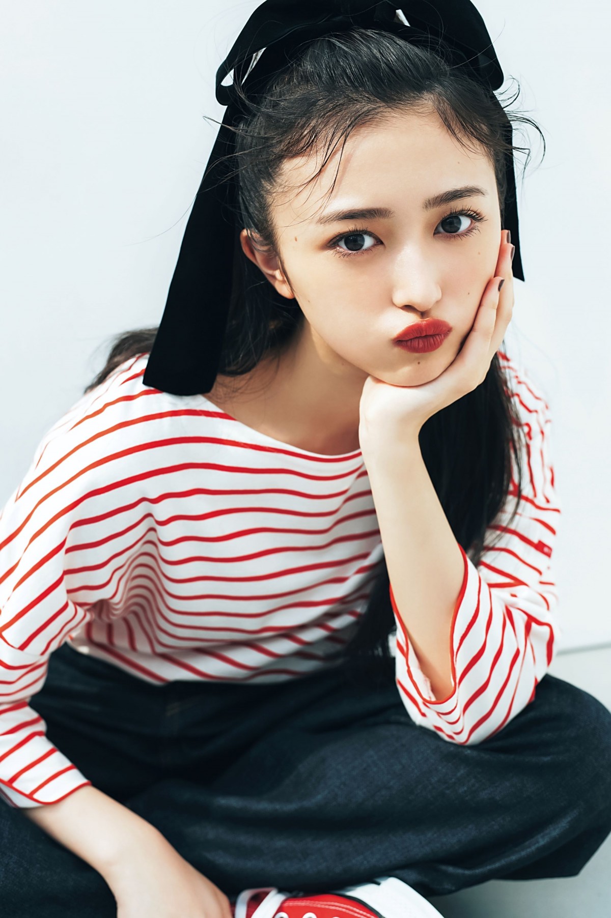 乃木坂46“新センター美少女”井上和、新しい表情で「赤」を着こなし