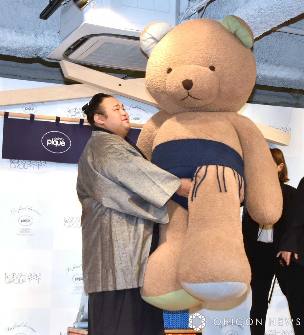 貴景勝、ジェラート ピケのふわもこ化粧まわしを贈呈される もこもこ