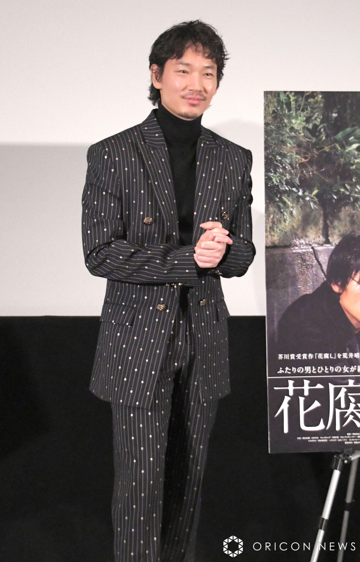 綾野剛、大阪は「好きですよ」きらめく姿で5ヶ月ぶり登場 黄色い歓声