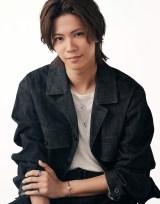 Number_i神宮寺勇太、サファイア×デニムの爽やかルック披露「ぜひ男性