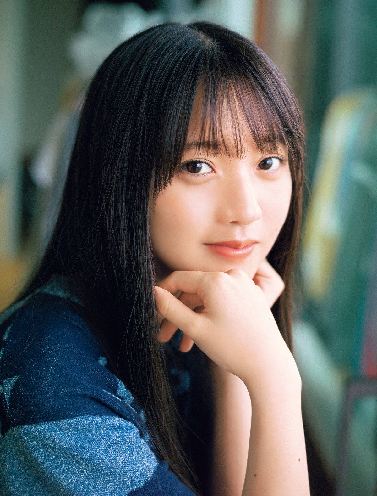 ニューヒロイン”乃木坂46海邉朱莉、『マガジン』表紙に登場 18歳の清楚