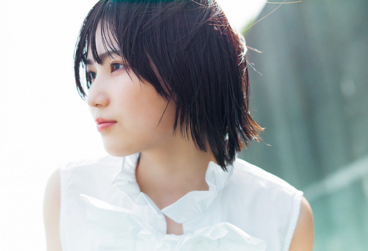 櫻坂46の18歳センター・的野美青、圧倒的存在感のグラビア披露 『週刊