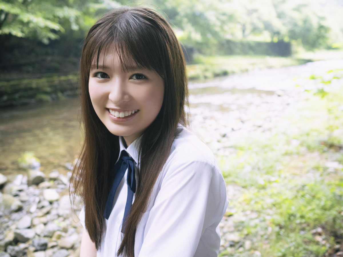 高校3年生”乃木坂46小川彩、透明感抜群な川辺ショット 癒される表紙