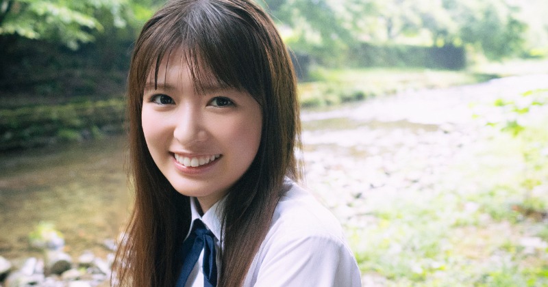 高校3年生”乃木坂46小川彩、透明感抜群な川辺ショット 癒される表紙