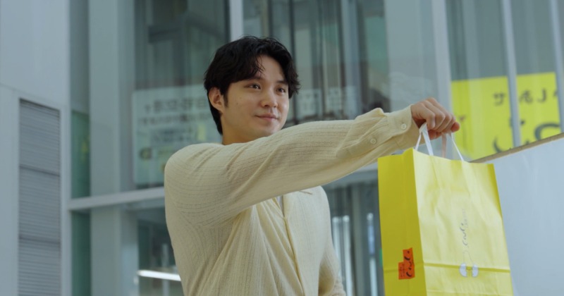 静岡出身・磯村勇斗、銘菓“こっこ”を手にコミカルな足取り 魅力は味と