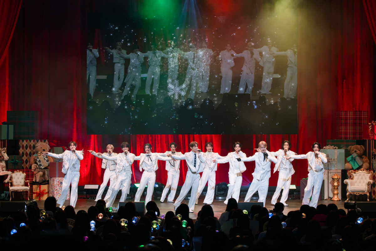 INI、新年迎えメンバーの髪色に変化 SHOWCASEで王子様風の白衣装 高塚