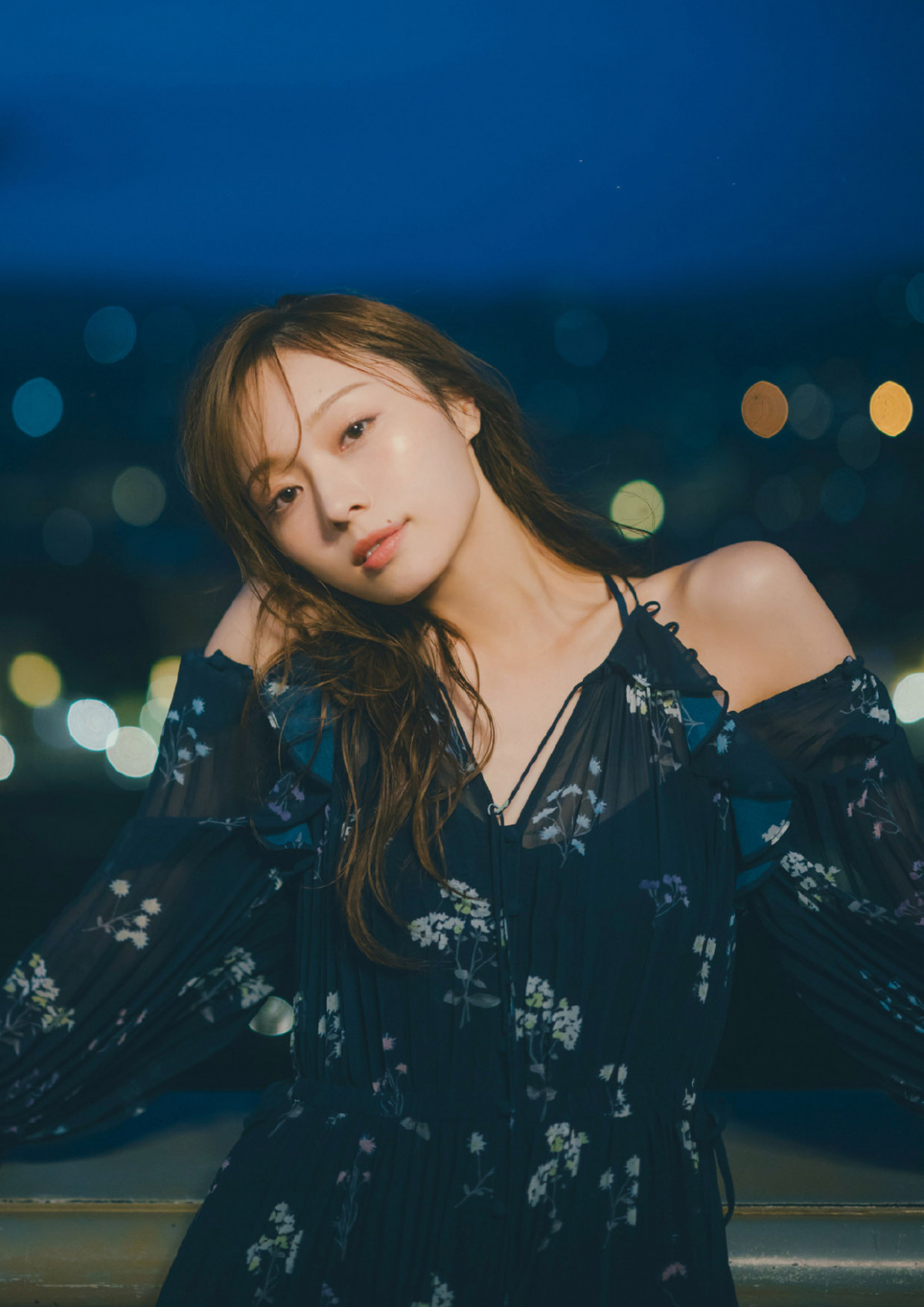 乃木坂46梅澤美波『2nd写真集』裏表紙全4種解禁 “崖ドレス”の長すぎる