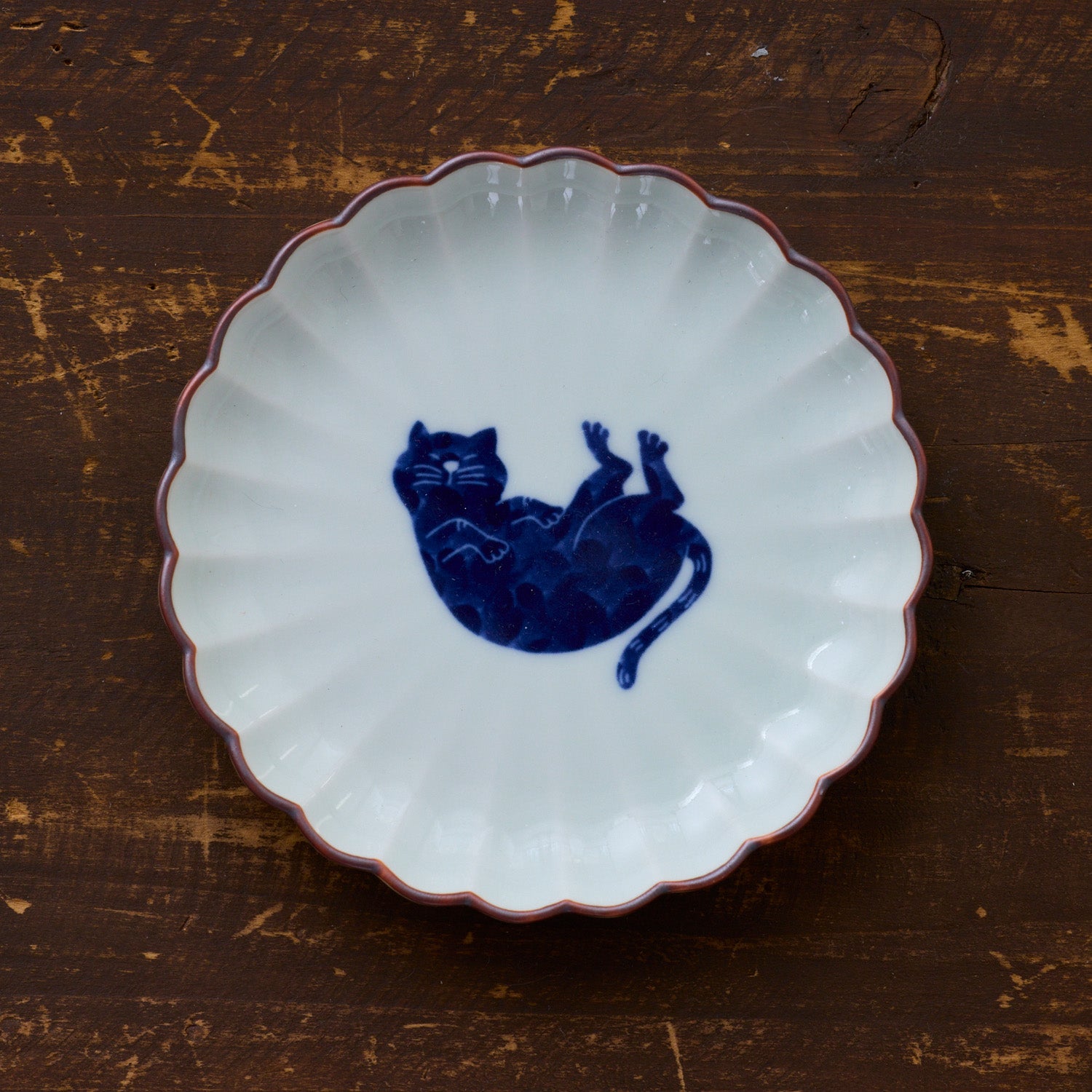 cocca(コッカ) ｜生地通販｜【波佐見焼】呉須猫 菊割皿 10cm