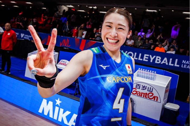 女子バレー石川真佑、鮮やかユニで“突然”の報告に「まゆちゃん、大好き