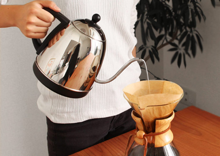 バルミューダの電気ケトル『BALMUDA The Pot』に待望の新色Chrome