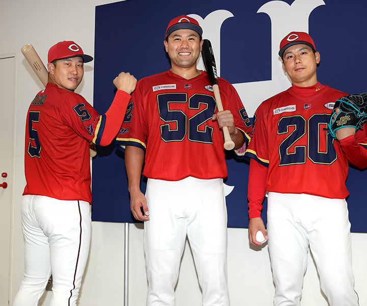 広島が限定ユニフォームのデザインを発表 異色コラボのアメフト風