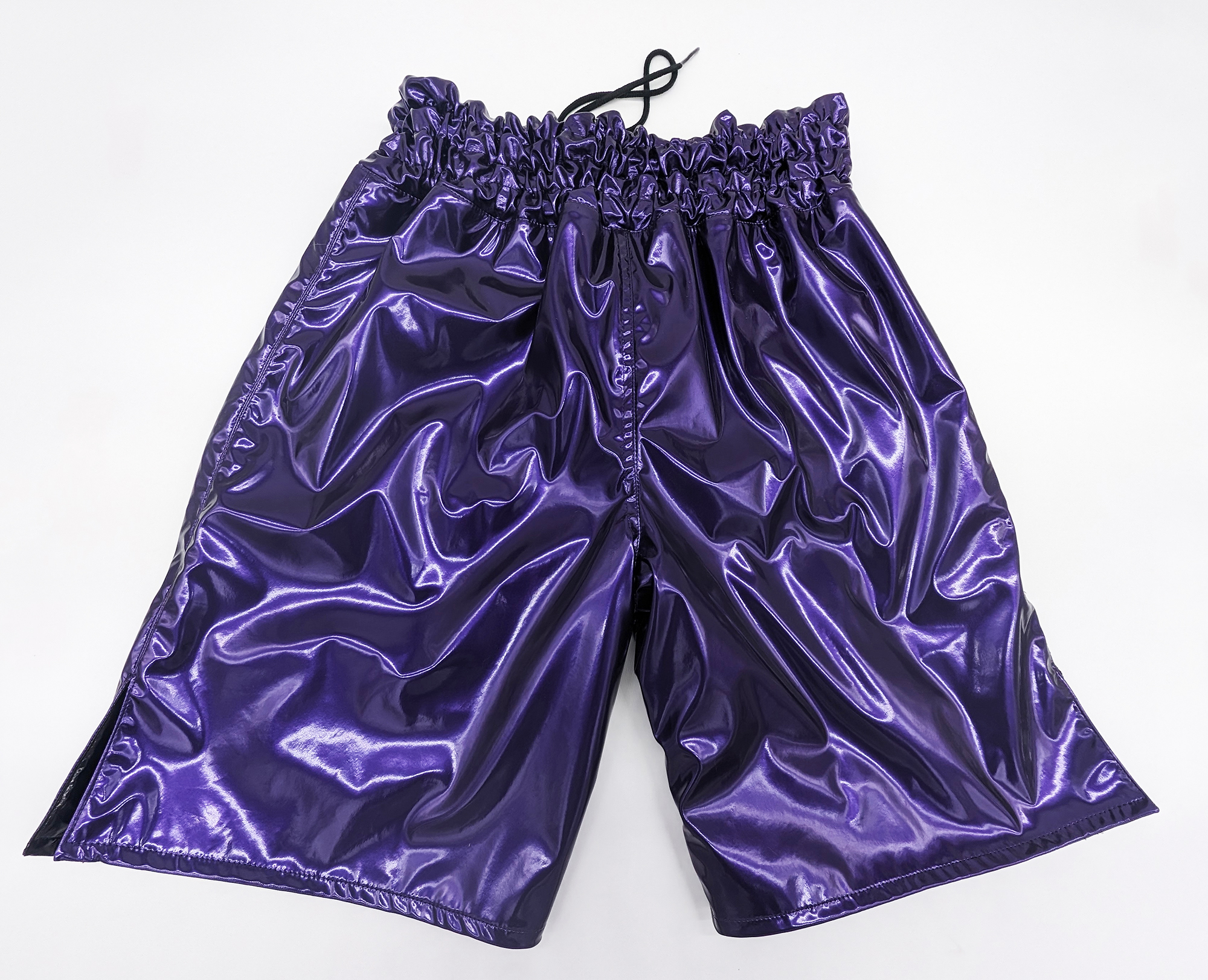 エナメルの裏地がついて存分にツルツルテカテカの光沢感をお楽しみ頂け