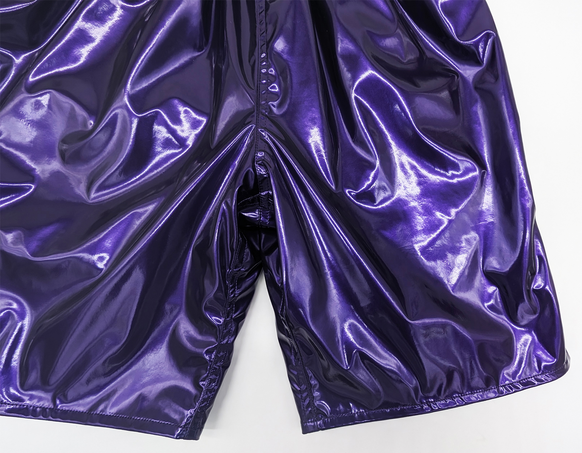 エナメルの裏地がついて存分にツルツルテカテカの光沢感をお楽しみ頂け