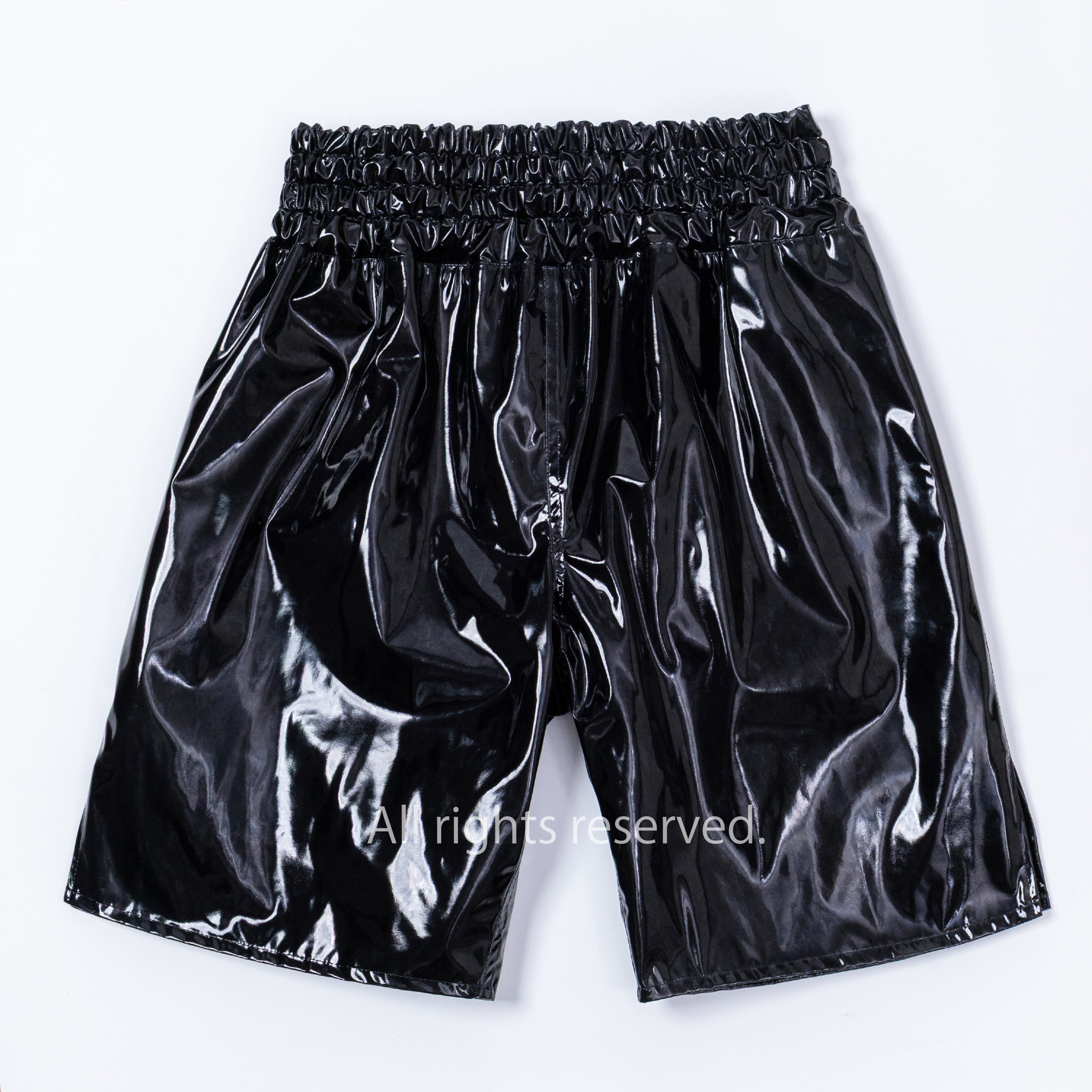 エナメルの裏地がついて存分にツルツルテカテカの光沢感をお楽しみ頂け