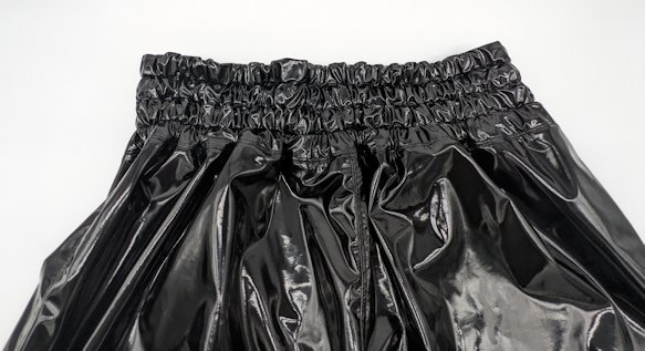 エナメルの裏地がついて存分にツルツルテカテカの光沢感をお楽しみ頂け