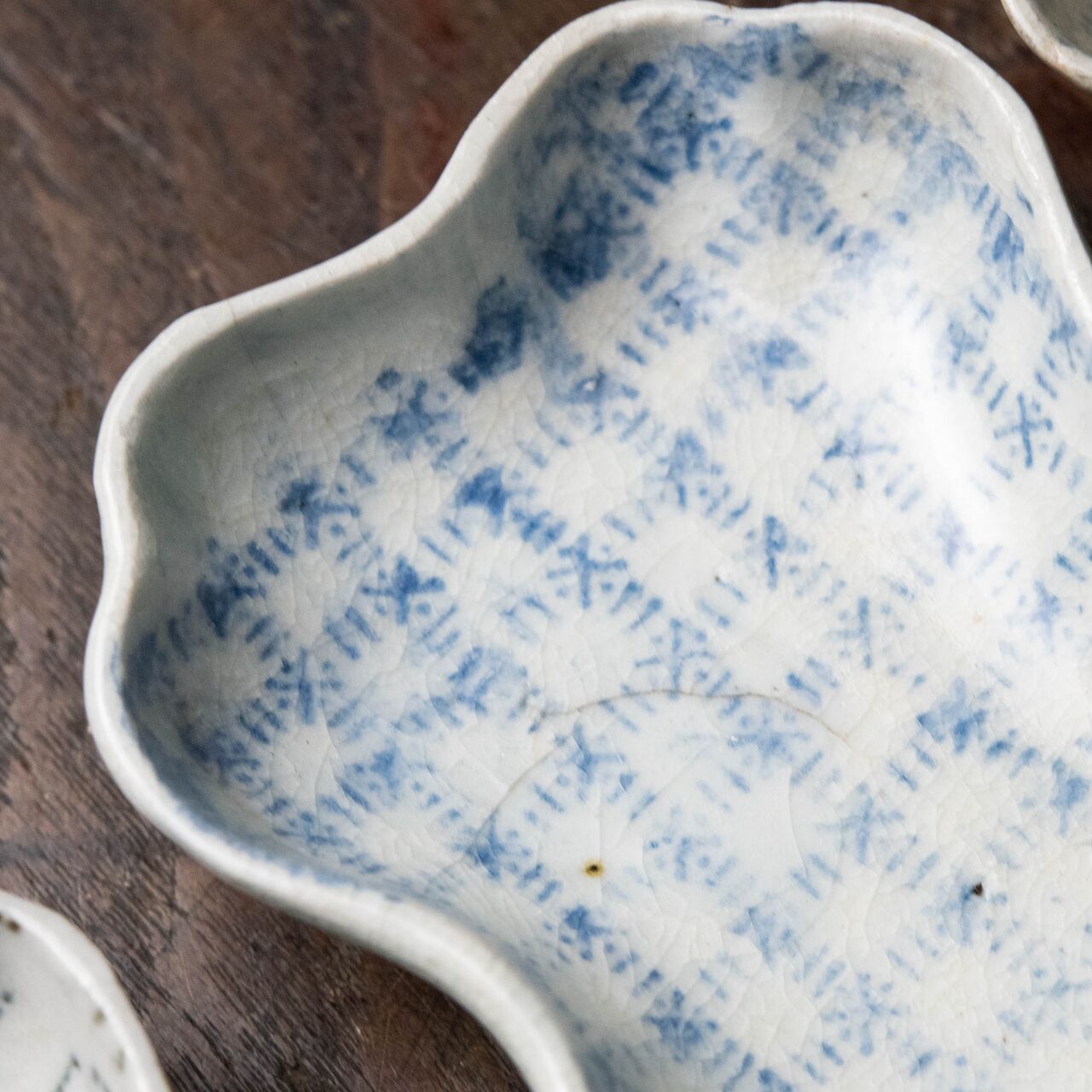 陶磁器 :: 伊万里 型紙摺り小紋 糸巻き型皿 5枚 | COTTOU.JP 骨董の