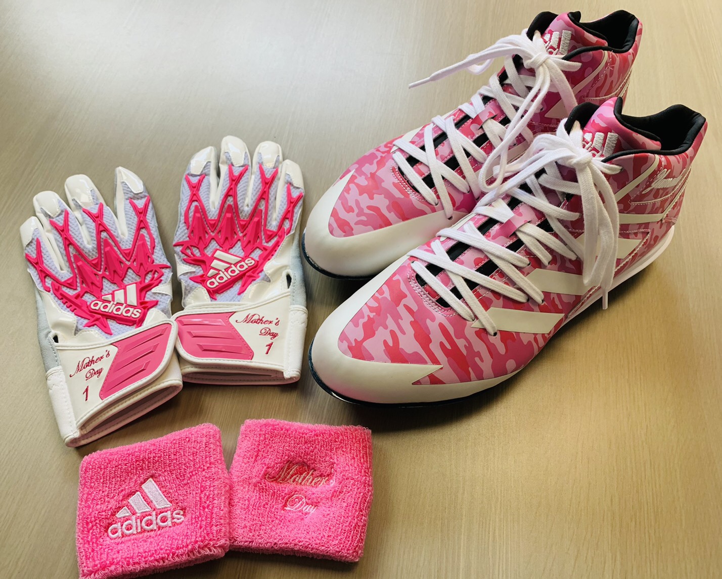 ヤクルト・山田哲、母の日に感謝のピンクスパイク リストバンドに打撃