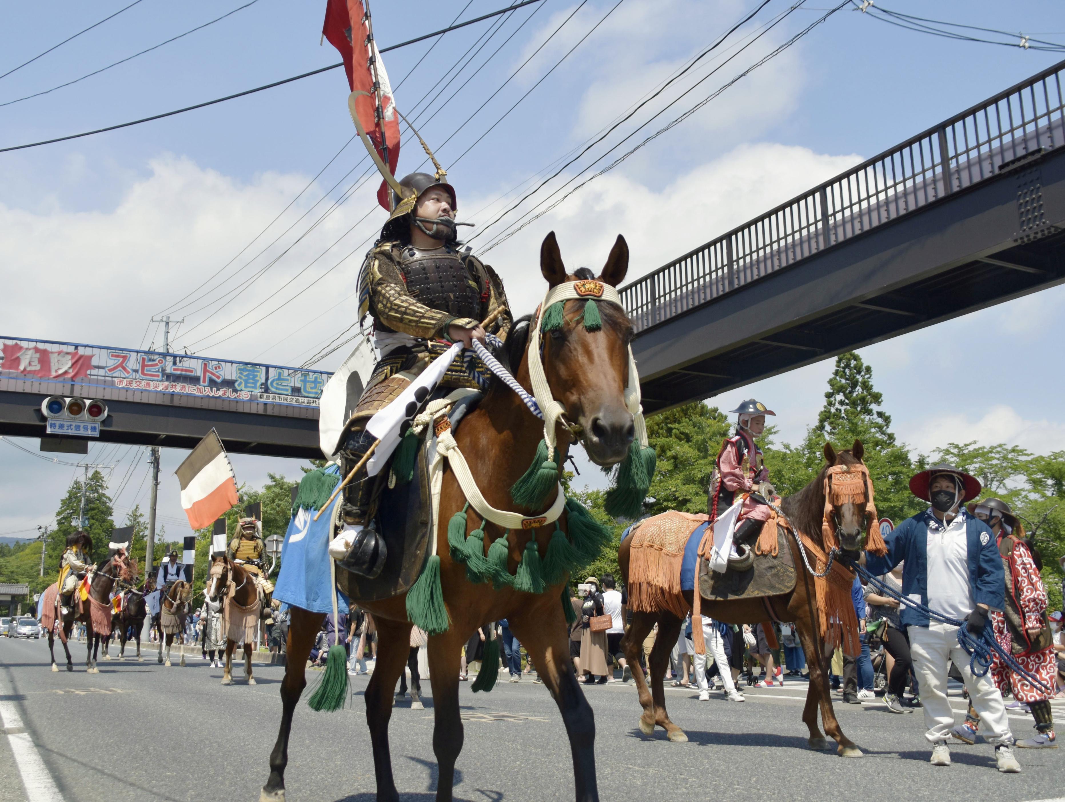 相馬野馬追」開幕、街に武者行列 福島、見せ場は今年も中止 - 産経ニュース