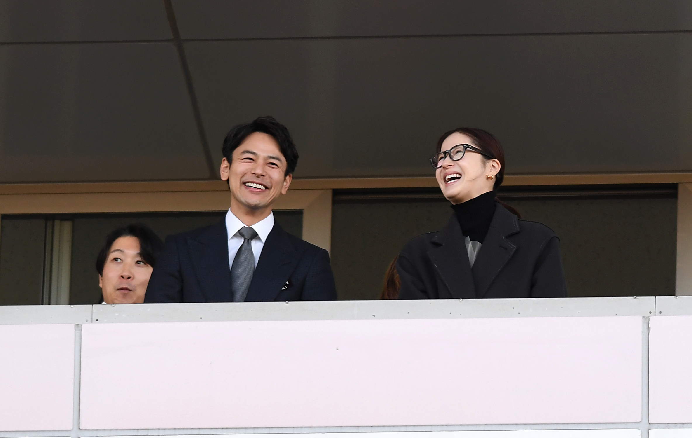 ザ・ロイヤルファミリー』出演の妻夫木聡と松本若菜が有馬記念を生観戦