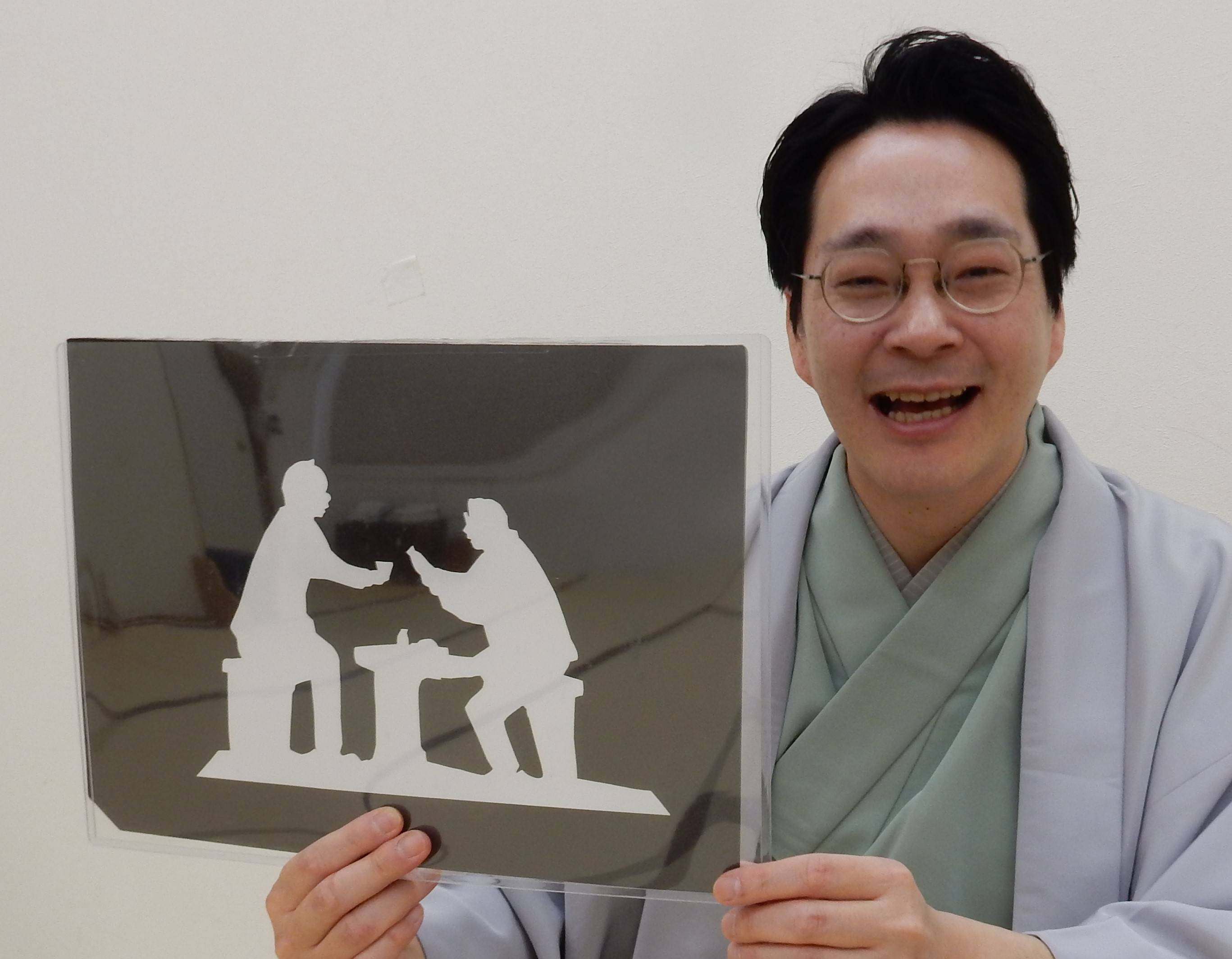 鋏で描く寄席紙切り芸 林家楽一さん 即応の技で客席わかす 師匠の