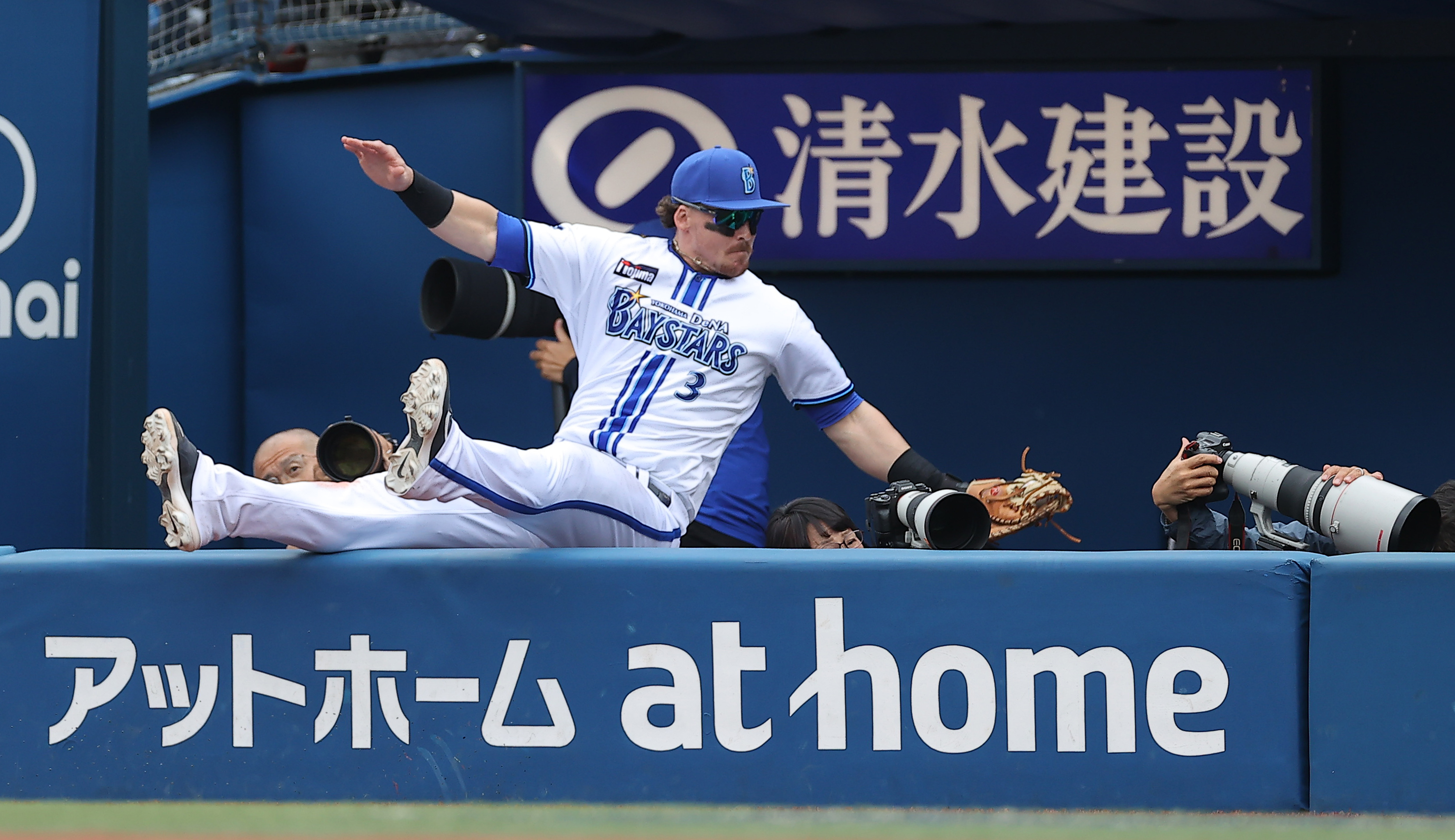 DeNA・オースティン、カメラマン席飛び込み左手首痛め途中交代