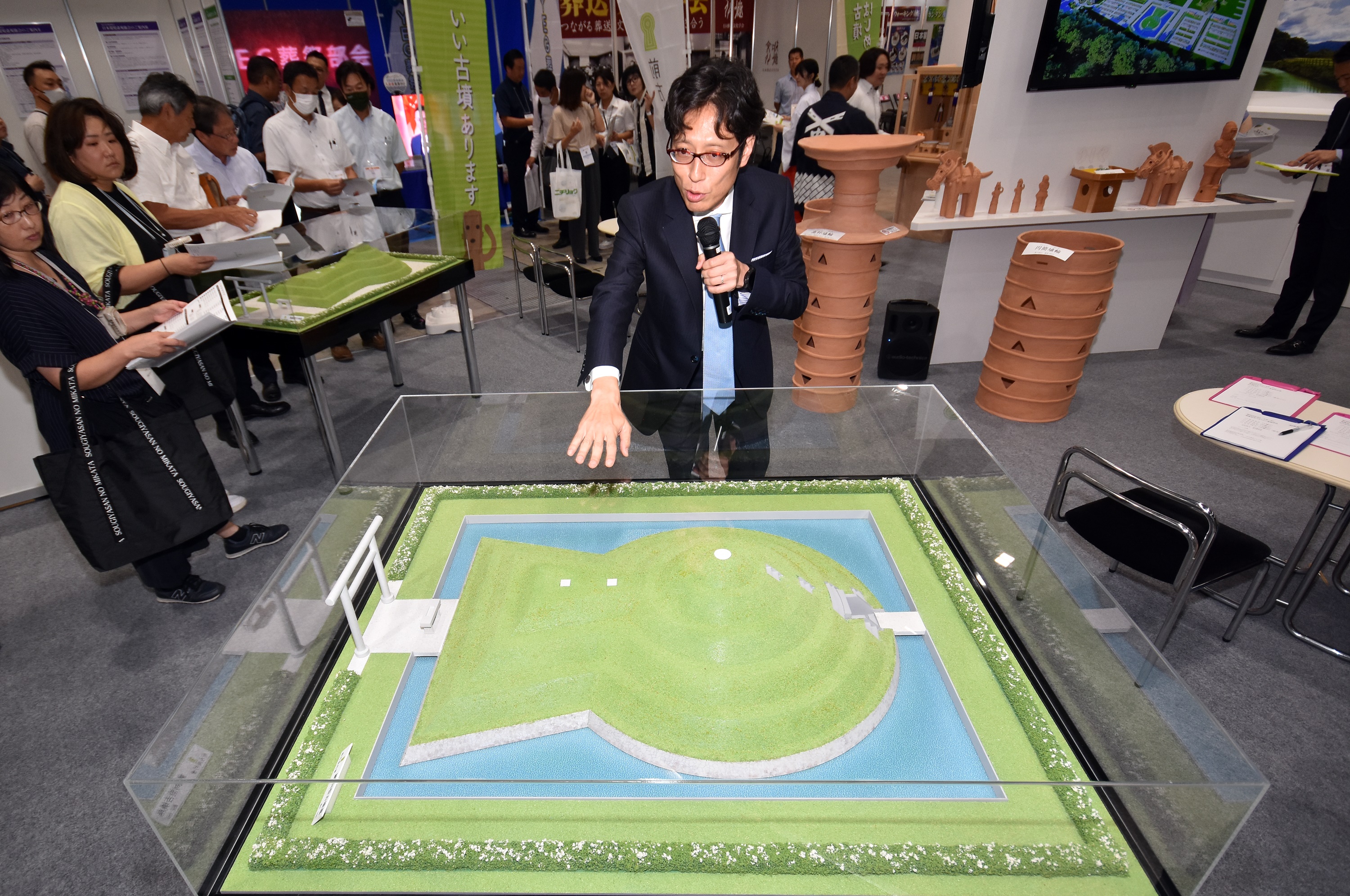 旧宮家出身・竹田恒泰氏、古墳を再現した墓の販売を開始 葬祭業界も