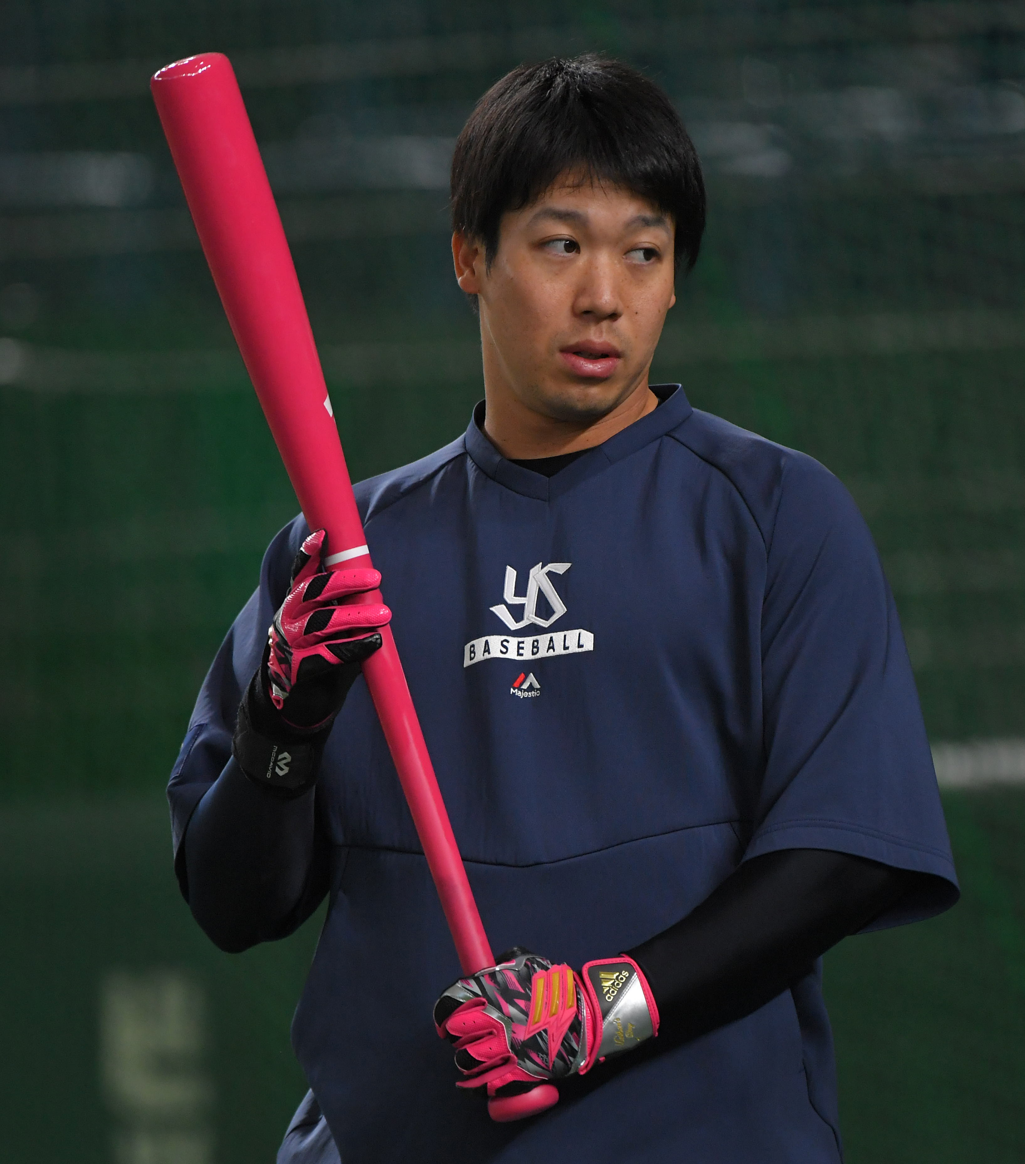 母の日」にヤクルト・山田哲人がアディダス社製のピンク色の手袋や