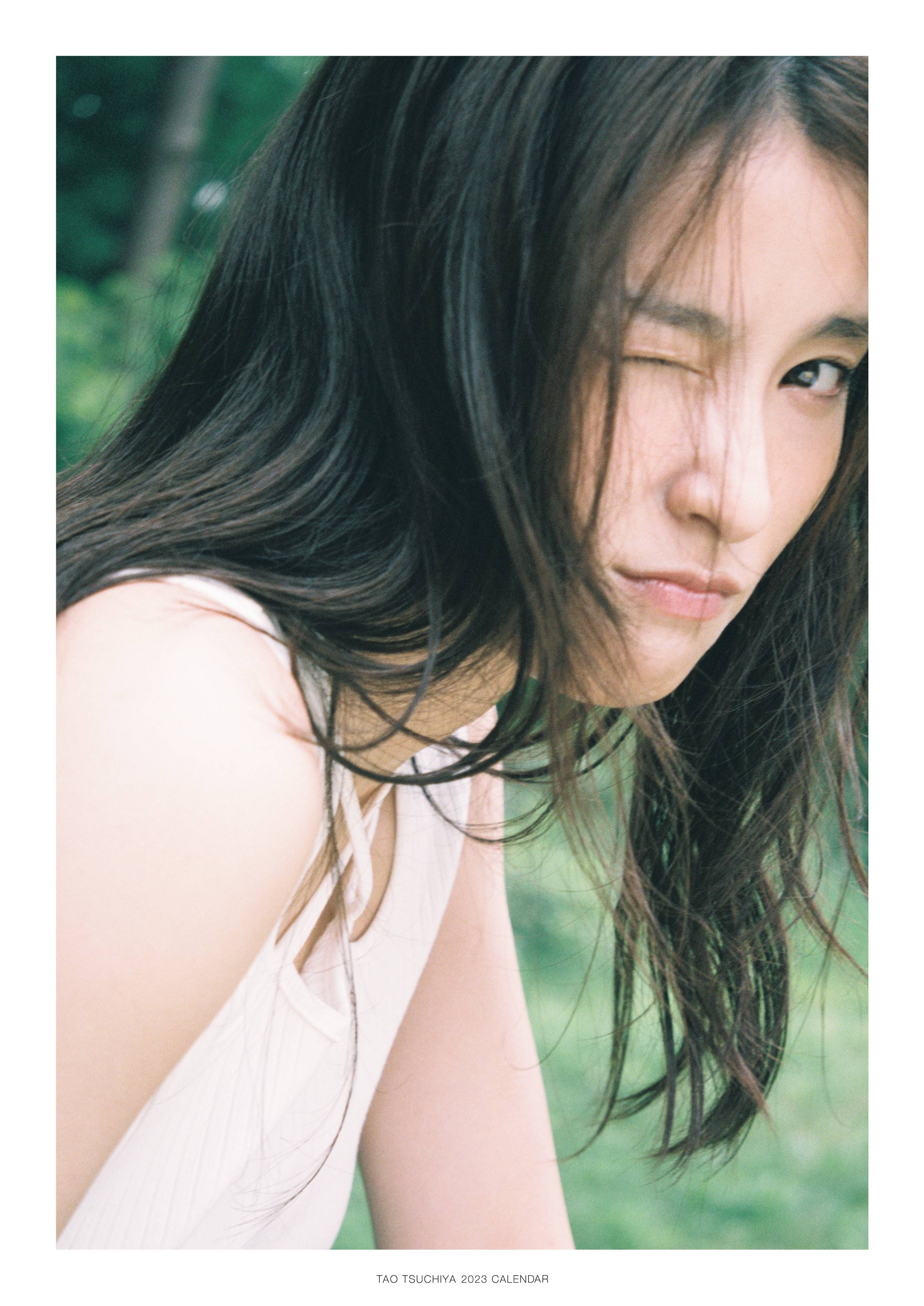 土屋太鳳、2023年カレンダーで素顔全開「楽しく一緒に歩めますよう