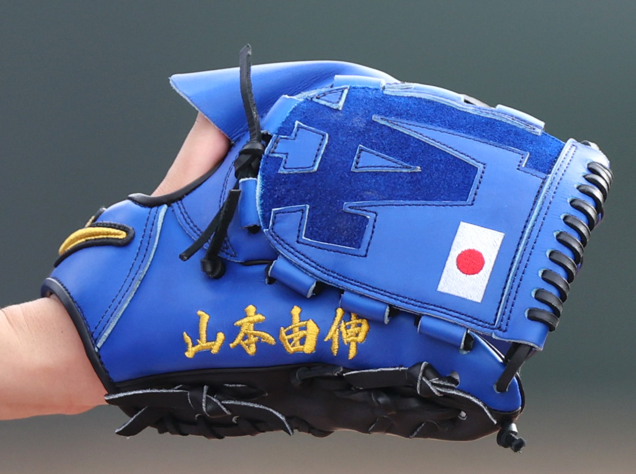 新調グラブに「日の丸」「LA」 山本由伸、キャッチボール（写真・画像