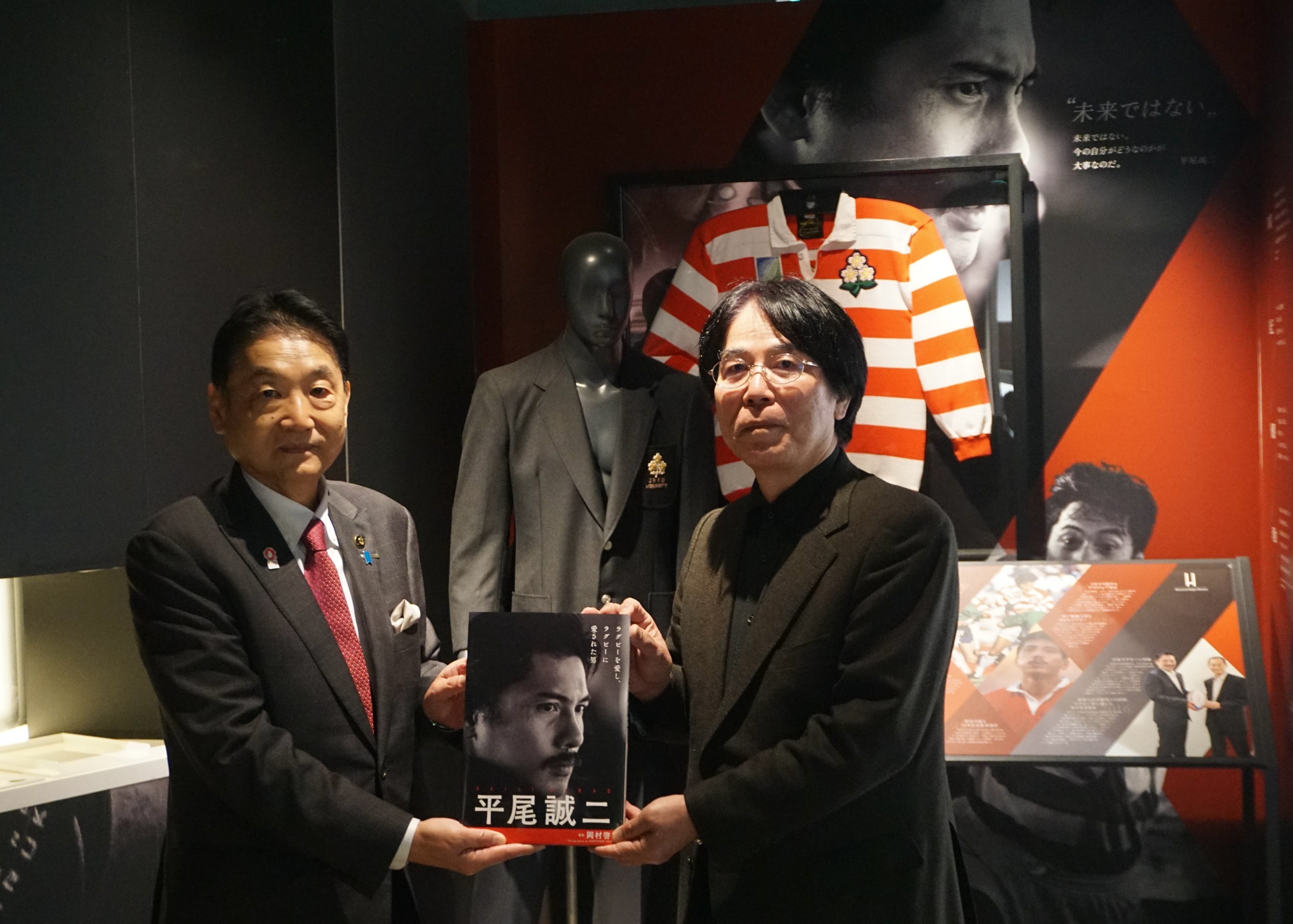 ミスター・ラグビー」平尾誠二さんの写真集寄贈 35年撮り続けた写真家