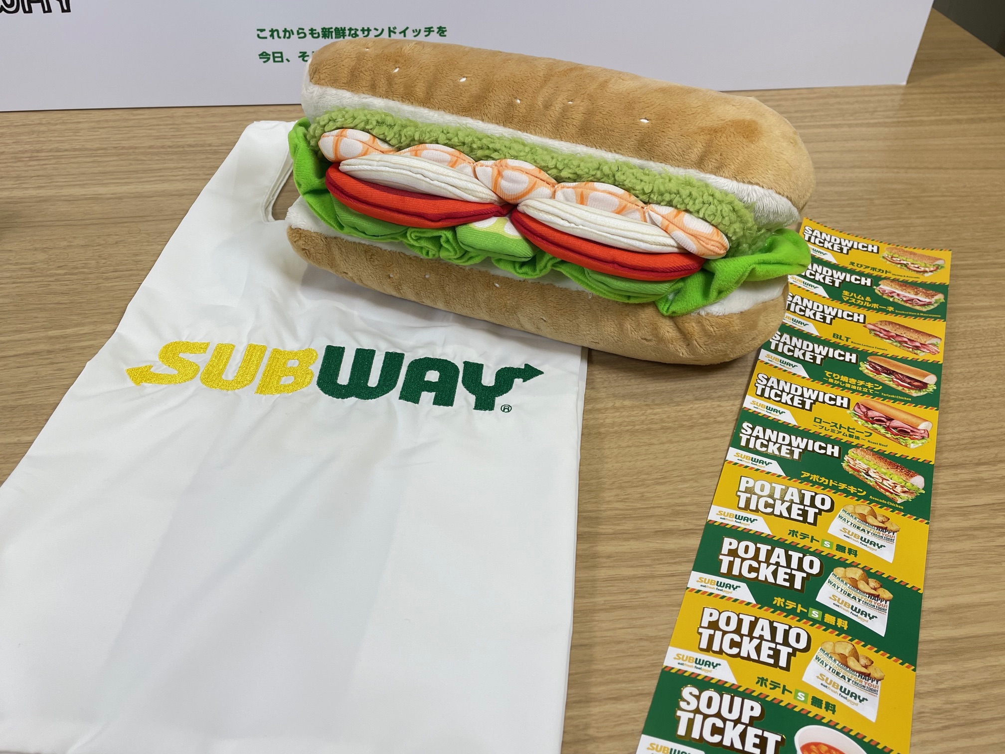 サブウェイ×BEAMSがコラボ「60周年サマーバッグ」8月4日から登場