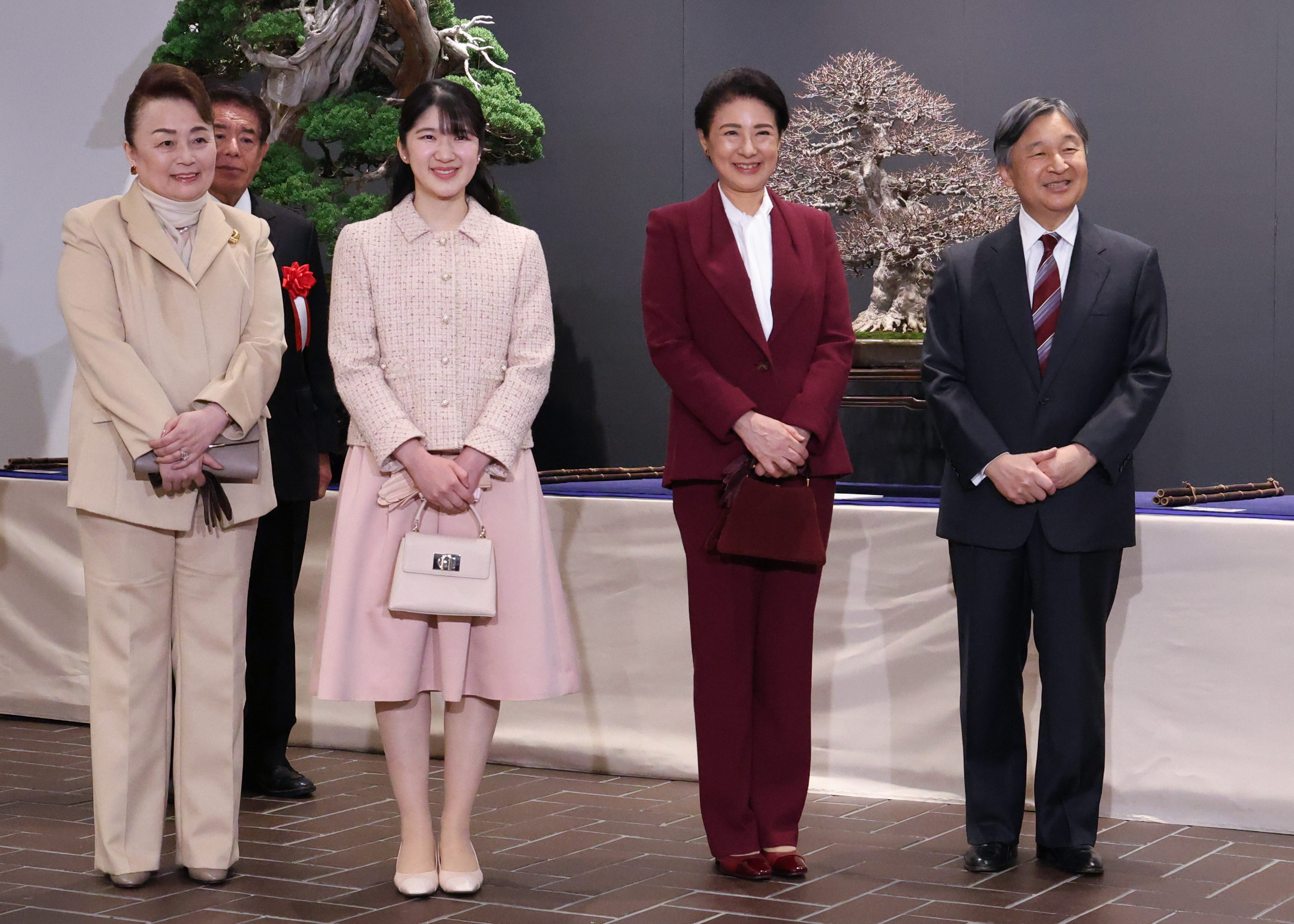 陛下、高市早苗首相の親任式臨まれ 佳子さまは伝統工芸士とご懇談 皇室