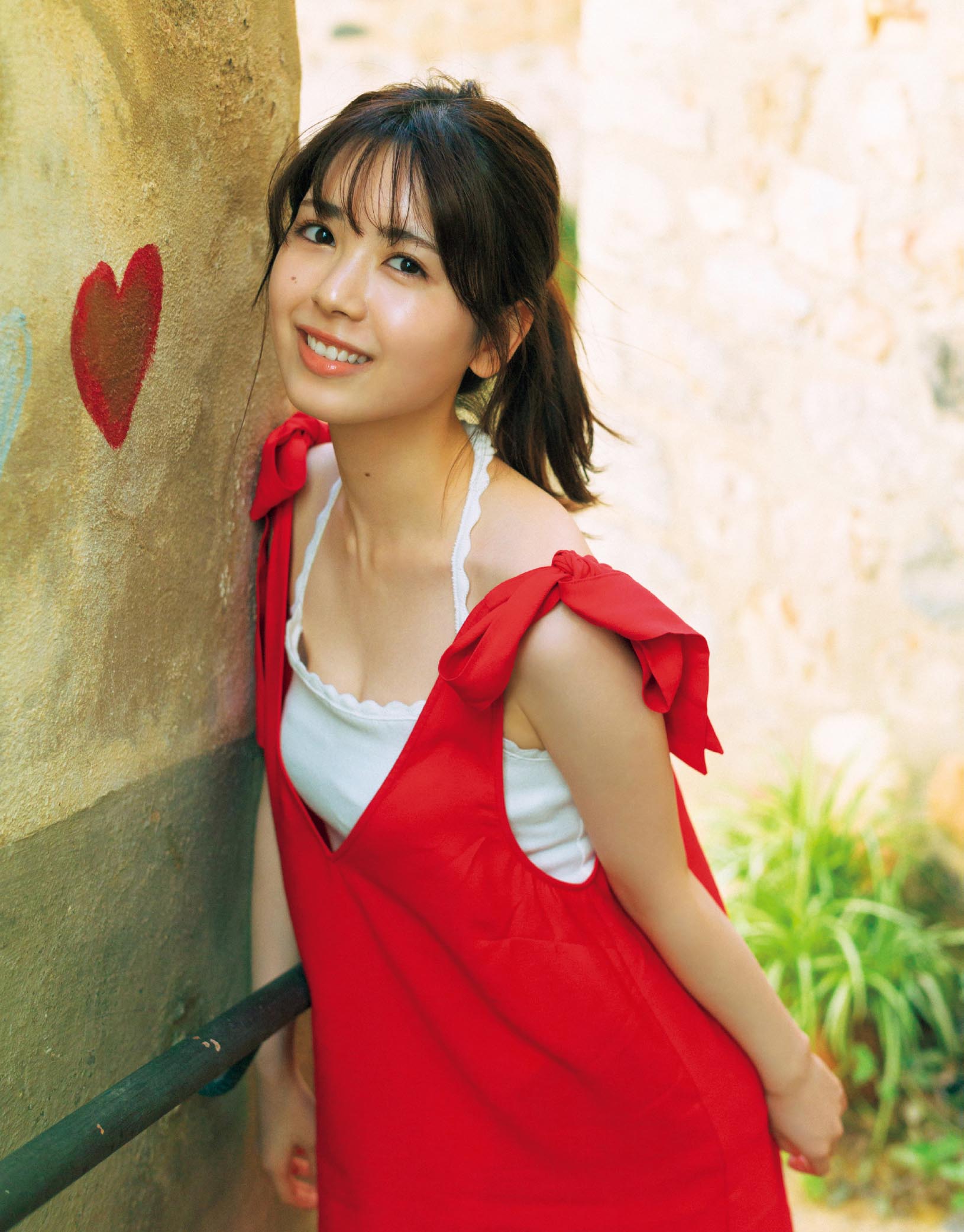 乃木坂46・筒井あやめ、初写真集の裏表紙4種公開 赤ミニワンピ