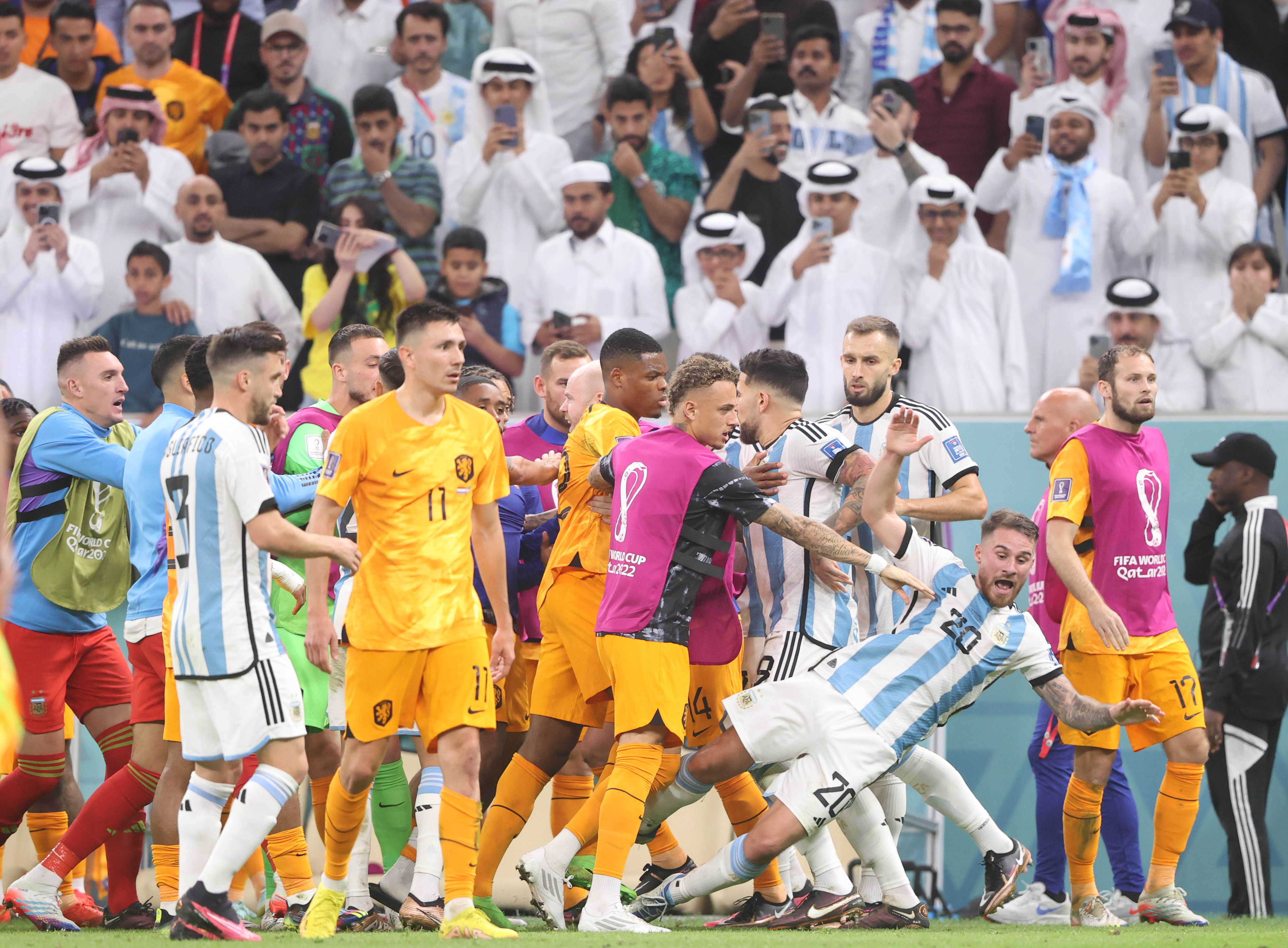 メッシ、大荒れ4強 イエロー18枚に乱闘騒ぎ…相手FWに「何見てるん