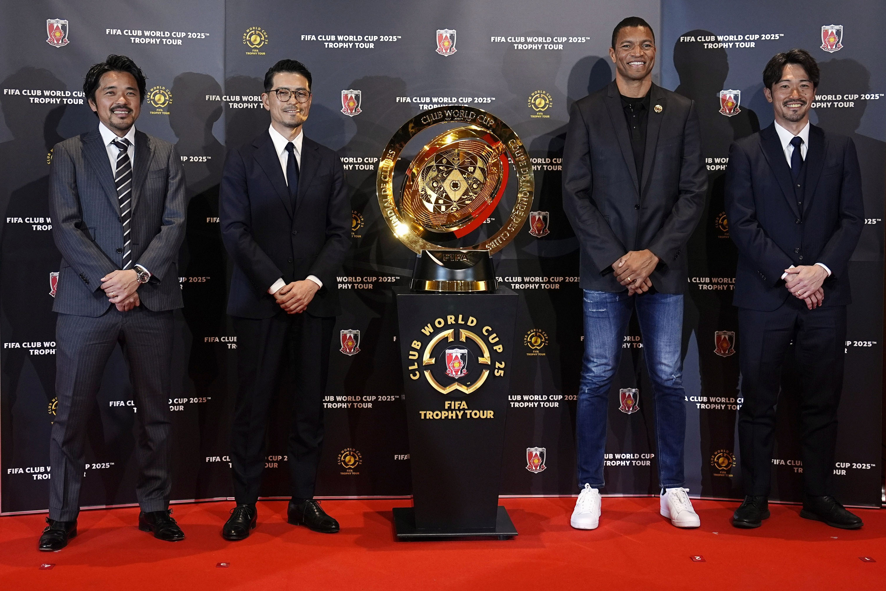 クラブW杯優勝トロフィーお披露目 J1浦和OB・興梠慎三さん「掲げて