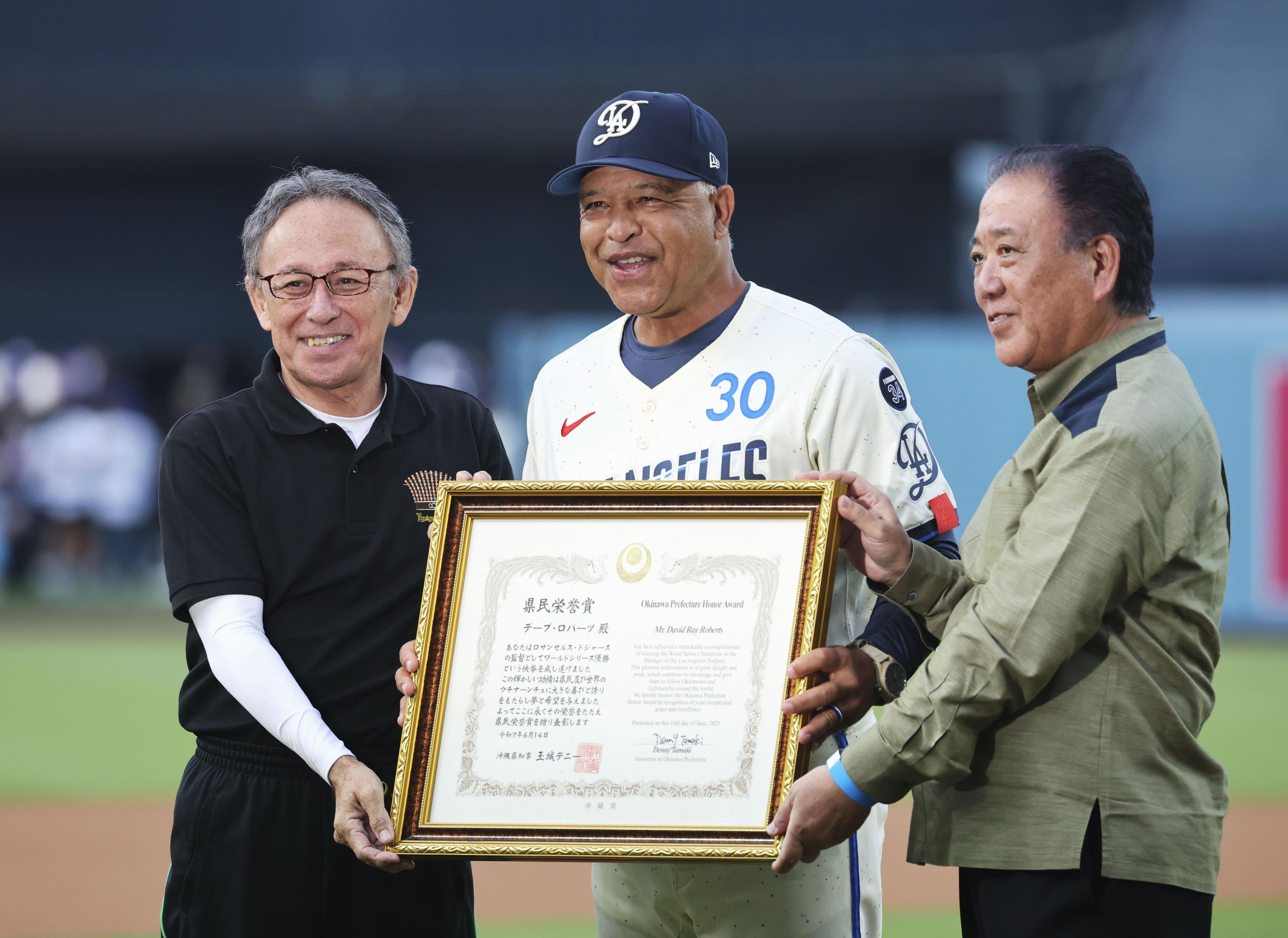 ドジャース監督に県民栄誉賞 出生地の沖縄県から授与、ロバーツ氏