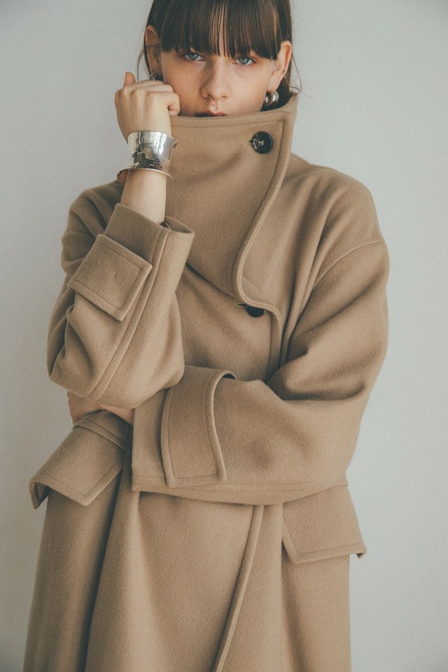 高めのスタンドカラーが映える「アップネックオーバーコート」が