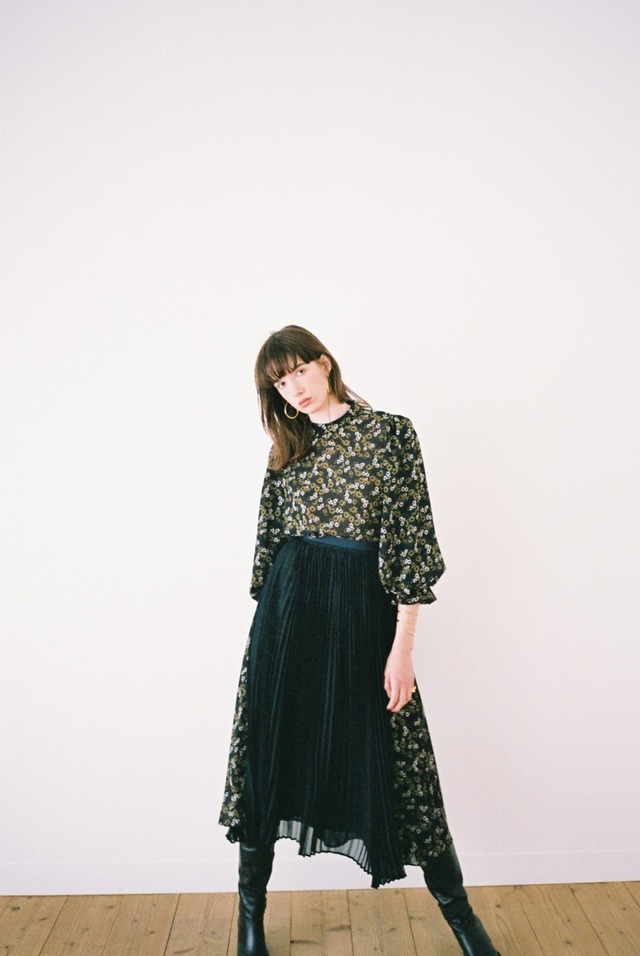 今シーズンの花柄は小さな花柄と素材感がマッチ。ワンピース、ブラウス