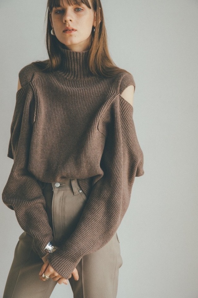 10月13日(火)発売の新作ニット。肩見せスタイルがオススメの「2WAY